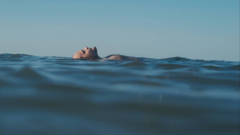 Un homme à la mer